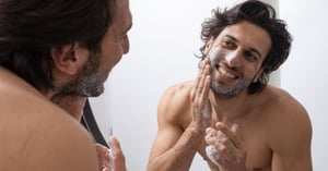 Un uomo intento nella cura della sua barba