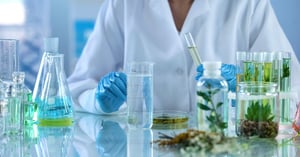 laboratorio di analisi degli ingredienti nocivi nei cosmetici