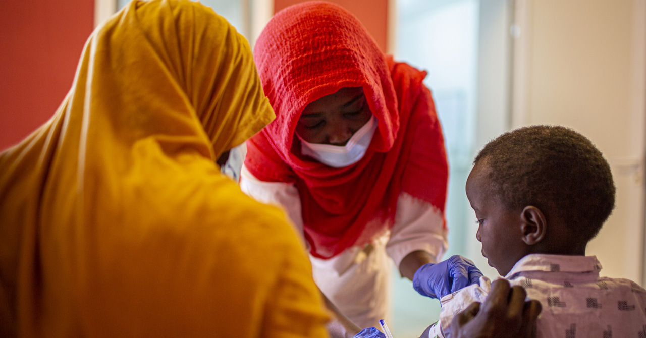 Due operanti di Emergency che si occupano della salute dei più piccoli