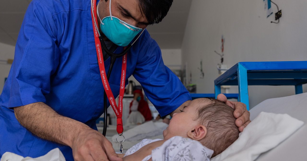 Massoud Bahin, pediatra presso l'ospedale di emergenza di Anabah 